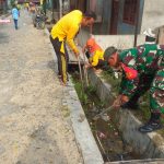 Peduli Lingkungan Bersih, Babinsa Koramil 05/Kolang Bersama Aparat Desa dan Masyarakat Melaksanakan kegiatan Jumat Bersih di Desa Binaan