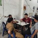 Babinsa Komsos Dengan Warga Dan Pantau Wilayah Binaan