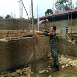 Babinsa Bantu Warga dalam Membangun Rumah
