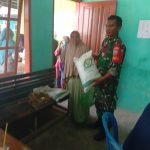 Babinsa Koramil 03/Pandan Dampingi Penyaluran Bantuan Sembako Untuk Warga Korban Bencana Banjir