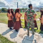 Babinsa Mensosialisasikan Mengajak anak sekolah khususnya Sekolah Menengah Atas dalam Rangka Pendaftaran Bintara KOAD TNI AD